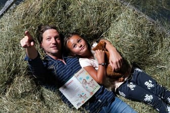 Georg Leitner (Thomas Unger, l) möchte, dass seine Tochter Lea (Lilly Kiara Walleshauser) bei ihm aufwächst.