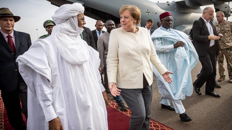 Bundeskanzlerin Angela Merkel (CDU) wird am Flughafen vom nigrischen Premierminister Brigi Rafini begrüsst: Niger ist die letzte Station der dreitägigen Westafrikareise der Kanzlerin.