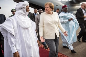 Bundeskanzlerin Angela Merkel (CDU) wird am Flughafen vom nigrischen Premierminister Brigi Rafini begrüsst: Niger ist die letzte Station der dreitägigen Westafrikareise der Kanzlerin.