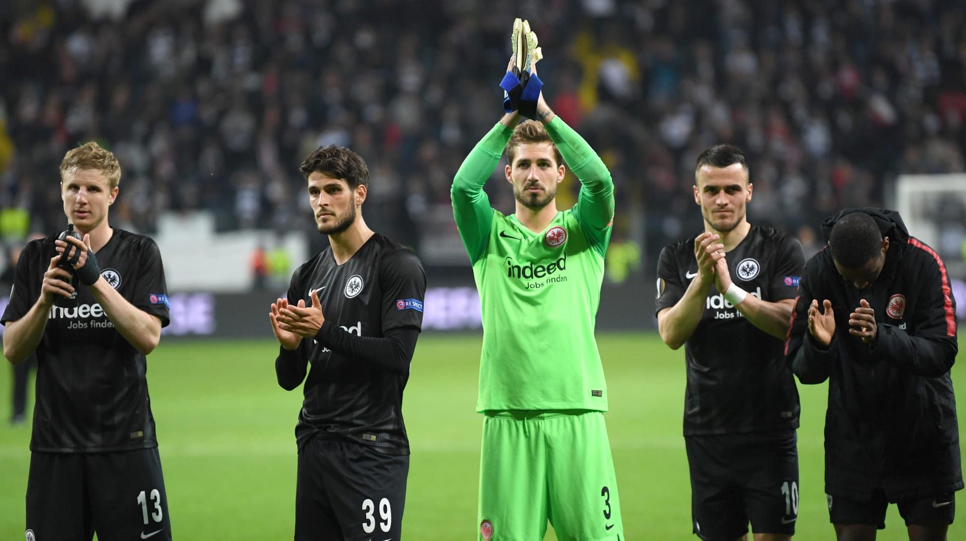 Erschöpft, aber stolz: die Spieler von Eintracht Frankfurt.