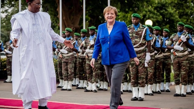 Bundeskanzlerin Angela Merkel wird am Präsidentenpalast vom nigrischen Präsidenten Mahamadou Issoufou mit militärischen Ehren begrüsst. Bundeskanzlerin Angela Merkel wird am Präsidentenpalast vom nigrischen Präsidenten Mahamadou Issoufou mit militärischen Ehren begrüsst.