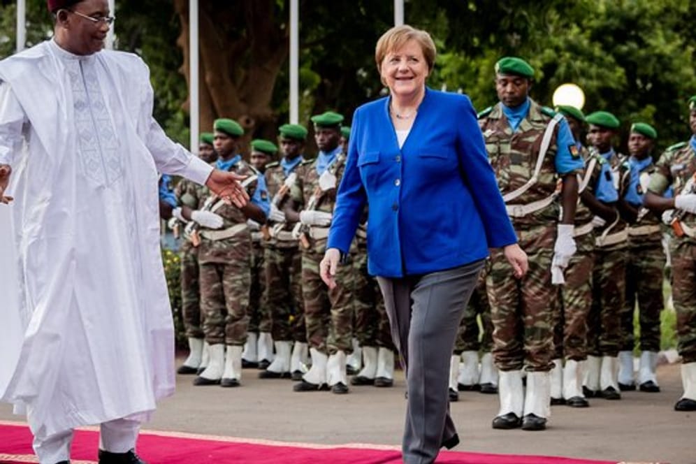 Bundeskanzlerin Angela Merkel wird am Präsidentenpalast vom nigrischen Präsidenten Mahamadou Issoufou mit militärischen Ehren begrüsst.