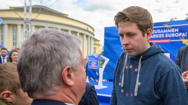 Juso-Chef Kevin Kühnert (r) beim Auftakt des Europawahlkampfs der SPD in Saarbrücken.