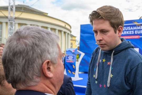 Juso-Chef Kevin Kühnert (r) beim Auftakt des Europawahlkampfs der SPD in Saarbrücken.