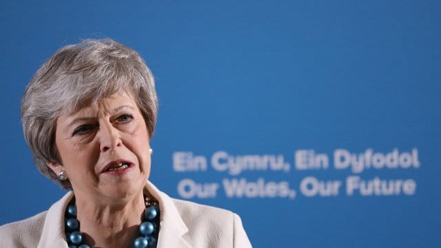 Nach der Wahlschlappe werden in der Konservativen Partei die Rufe nach einem schnellen Rücktritt von Premierministerin May lauter. Nach der Wahlschlappe werden in der Konservativen Partei die Rufe nach einem schnellen Rücktritt von Premierministerin May lauter.