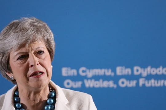 Nach der Wahlschlappe werden in der Konservativen Partei die Rufe nach einem schnellen Rücktritt von Premierministerin May lauter.