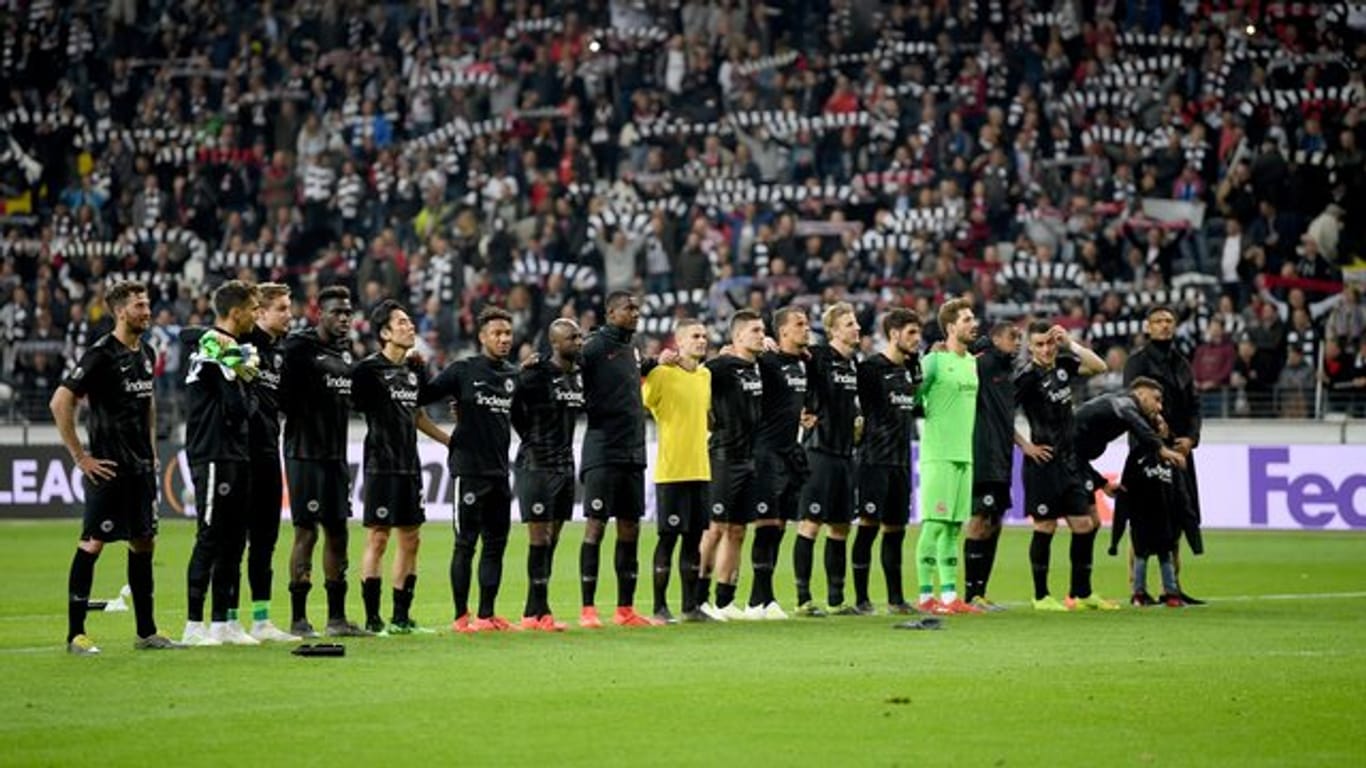 Die Eintracht-Spieler feiern nach dem 1:1 gegen Chelsea mit ihren Fans.