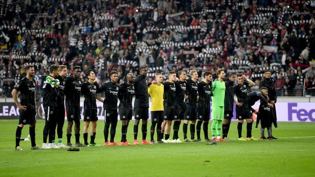 Die Eintracht-Spieler feiern nach dem 1:1 gegen Chelsea mit ihren Fans.