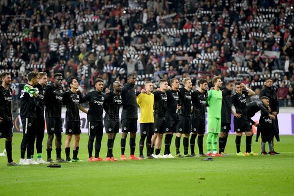 Die Eintracht-Spieler feiern nach dem 1:1 gegen Chelsea mit ihren Fans.