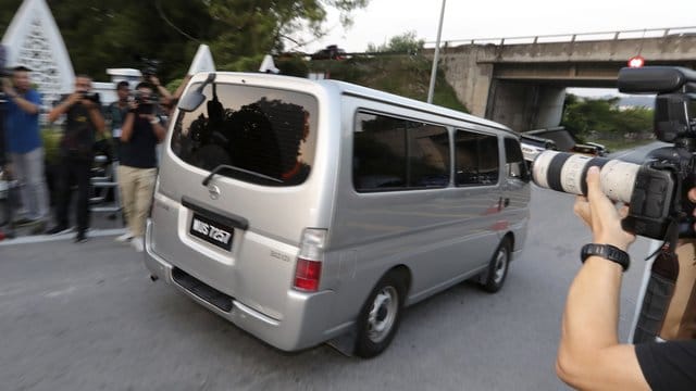 Einen Monat nach ihrer Verurteilung wegen des tödlichen Gift-Attentats gegen den Halbbruder von Nordkoreas Machthaber Kim Jong Un ist die Vietnamesin Doan Thi Huong aus dem Gefängnis entlassen worden. Einen Monat nach ihrer Verurteilung wegen des tödlichen Gift-Attentats gegen den Halbbruder von Nordkoreas Machthaber Kim Jong Un ist die Vietnamesin Doan Thi Huong aus dem Gefängnis entlassen worden.