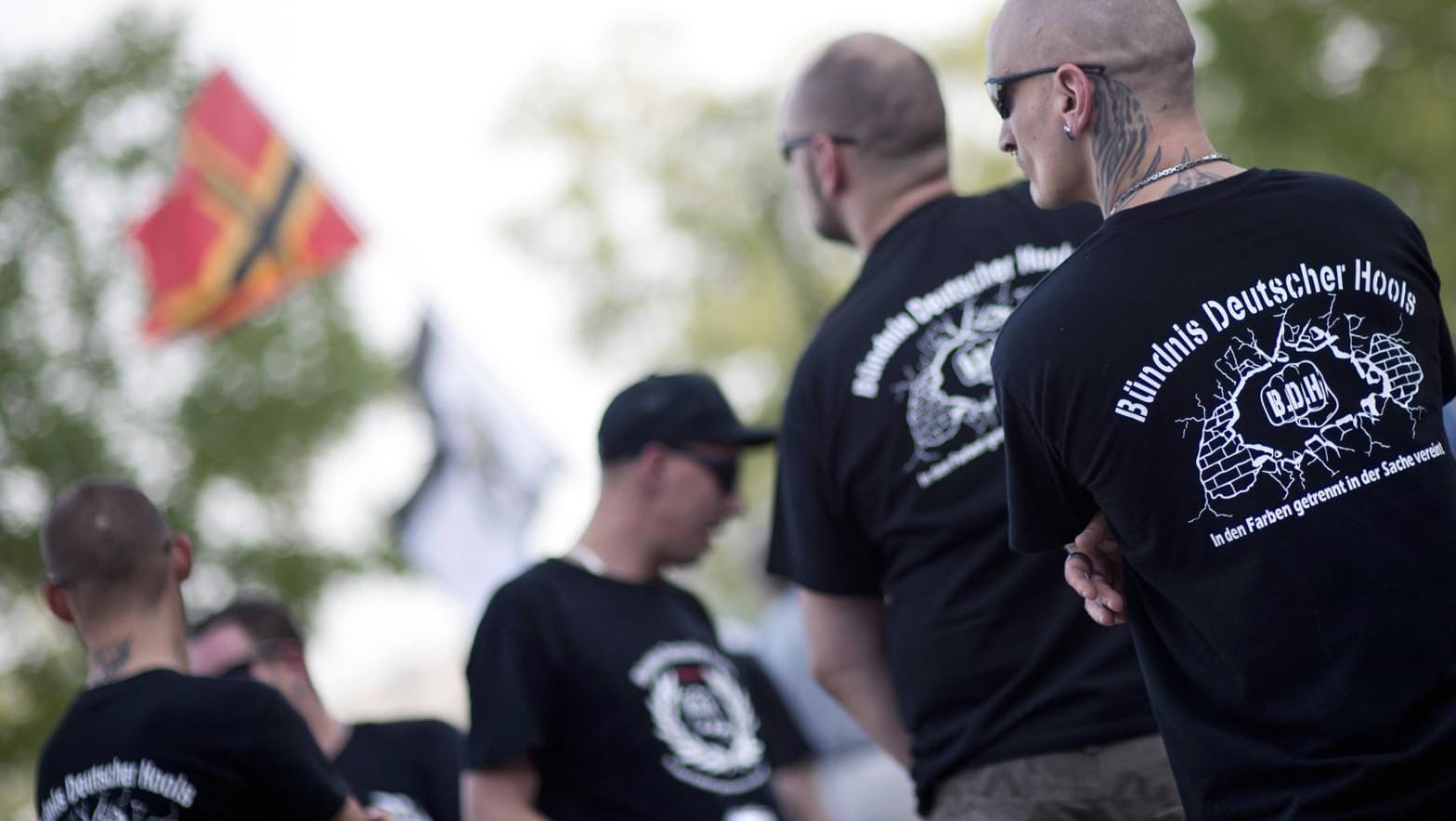 Neonazis bei einem Aufmarsch in Berlin: Das Innenministerium warnt vor fließenden Grenzen zum Rechtsterrorismus.