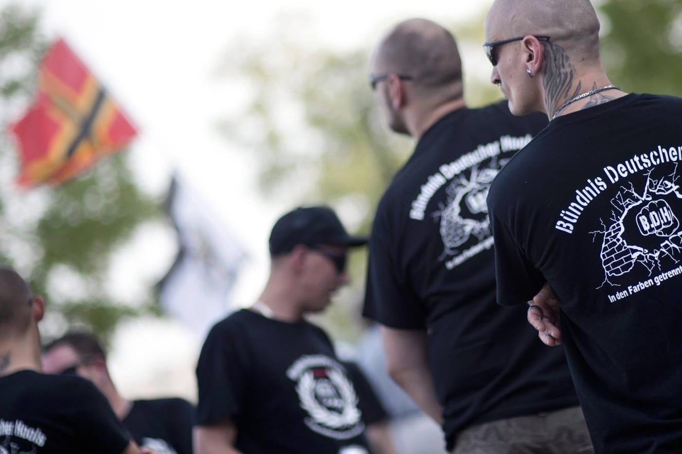 Neonazis bei einem Aufmarsch in Berlin: Das Innenministerium warnt vor fließenden Grenzen zum Rechtsterrorismus.