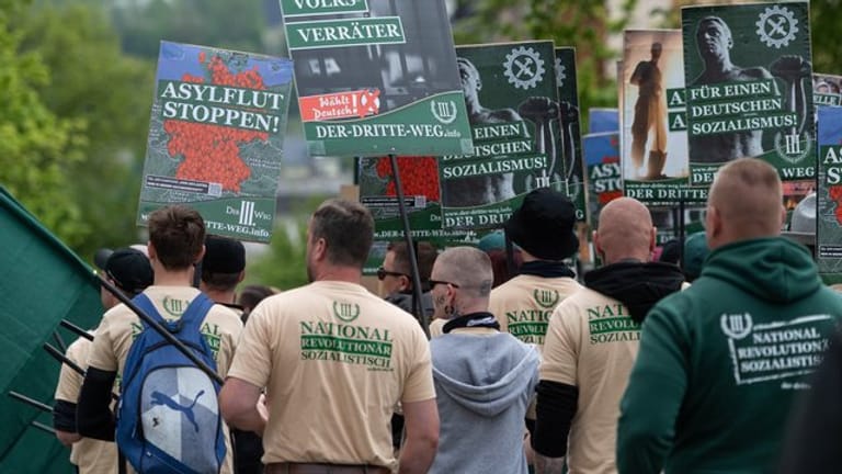 Laut Landratsamt eine Kundgebung ohne "Einschüchterungseffekt": Aufmarsch der rechtsextremen Partei Der dritte Weg in Plauen am 1.