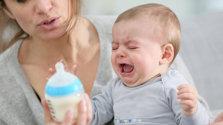 Weinendes Baby: Einige Säuglinge vertragen keine Laktose und brauchen deshalb spezielle Milchersatzprodukte.