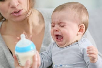 Weinendes Baby: Einige Säuglinge vertragen keine Laktose und brauchen deshalb spezielle Milchersatzprodukte.