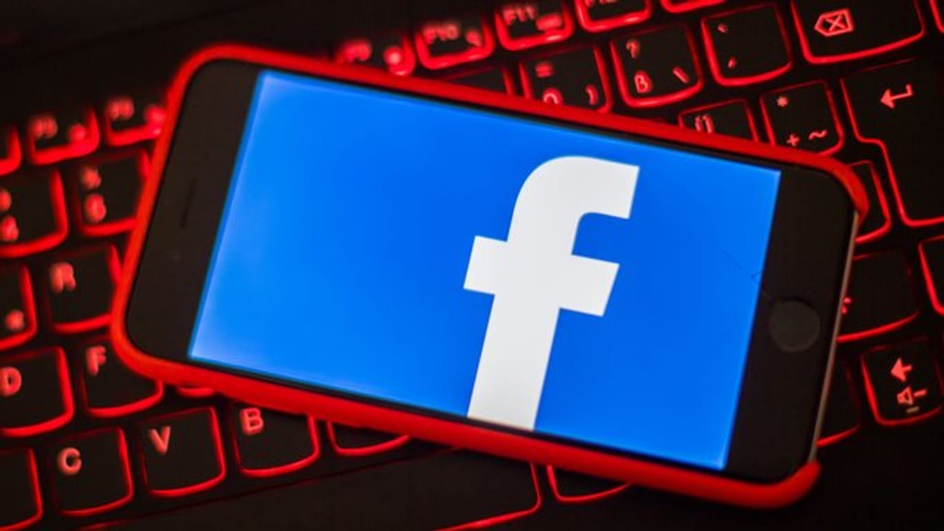 Facebook sah sich zuletzt wachsendem Druck ausgesetzt, seine Regeln im Umgang mit hassererfüllten und diskriminierenden Kommentaren konsequenter durchzusetzen.