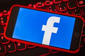 Facebook sah sich zuletzt wachsendem Druck ausgesetzt, seine Regeln im Umgang mit hassererfüllten und diskriminierenden Kommentaren konsequenter durchzusetzen.