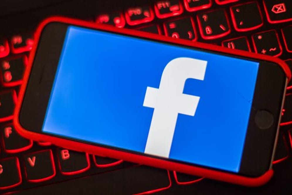 Facebook sah sich zuletzt wachsendem Druck ausgesetzt, seine Regeln im Umgang mit hassererfüllten und diskriminierenden Kommentaren konsequenter durchzusetzen.