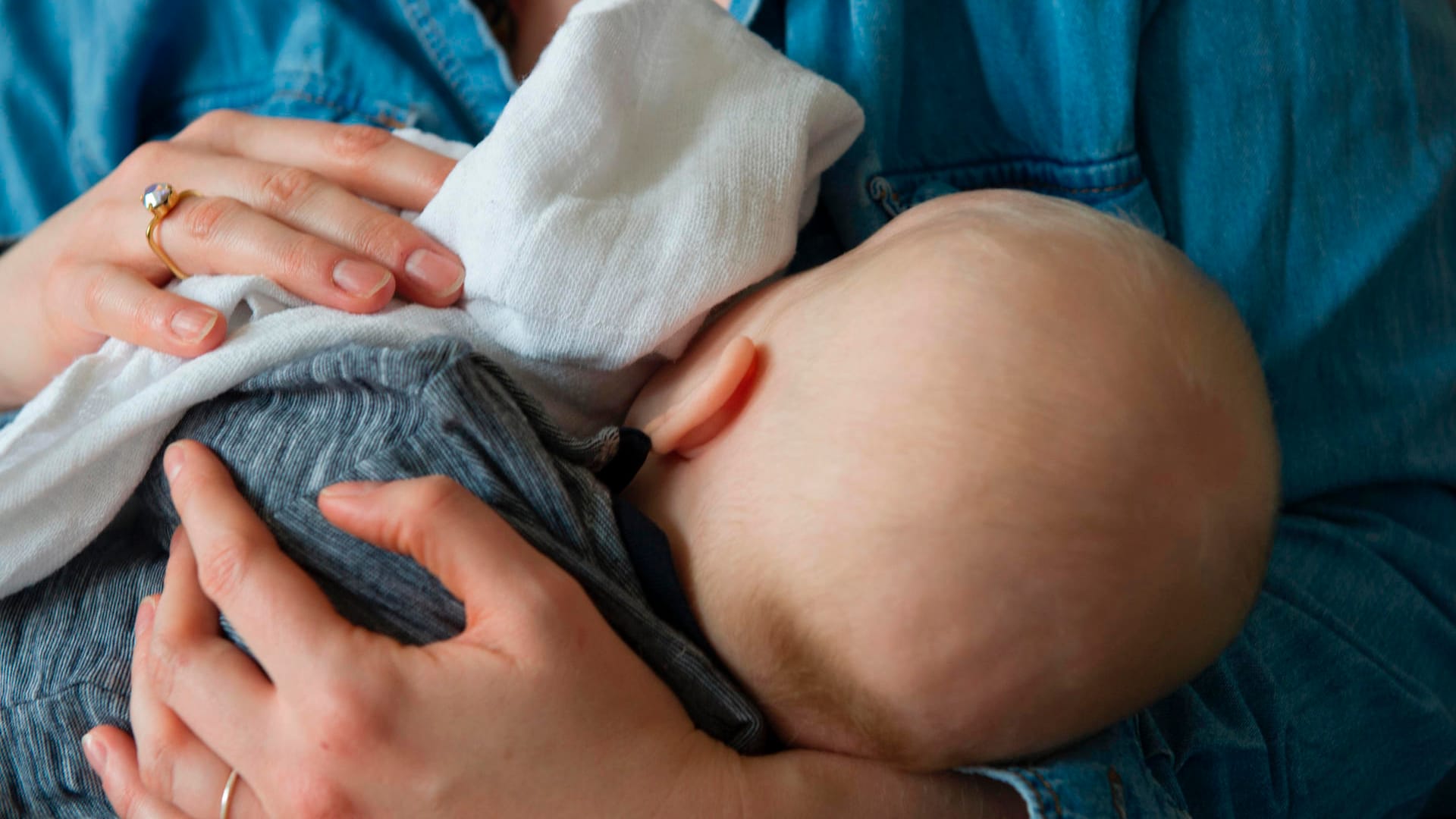 Eine Frau stillt ihr Baby: Die Weltgesundheitsorganisation spricht sich eindeutig für das Stillen aus.