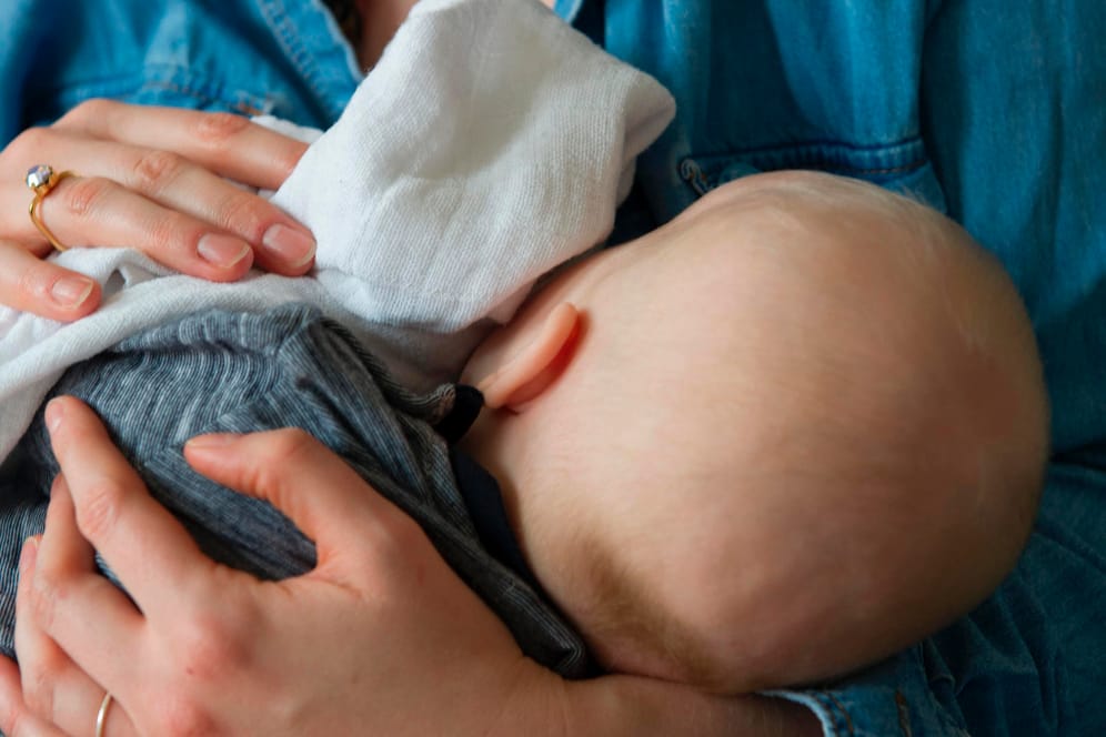 Eine Frau stillt ihr Baby: Die Weltgesundheitsorganisation spricht sich eindeutig für das Stillen aus.