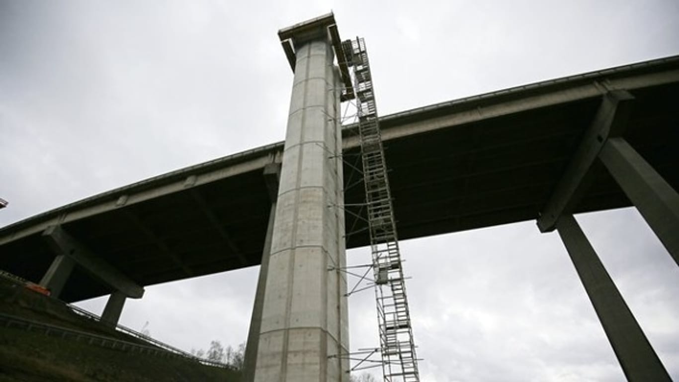 Neubau einer Autobahnbrücke: Bei Siegen soll eine 100.000 Tonnen schwere Brückenhälfte im Ganzen um 20 Meter verschoben werden.