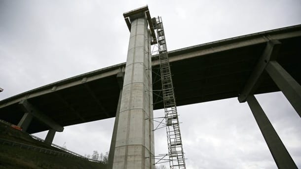 Neubau einer Autobahnbrücke: Bei Siegen soll eine 100.000 Tonnen schwere Brückenhälfte im Ganzen um 20 Meter verschoben werden. Neubau einer Autobahnbrücke: Bei Siegen soll eine 100.000 Tonnen schwere Brückenhälfte im Ganzen um 20 Meter verschoben werden.