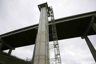 Neubau einer Autobahnbrücke: Bei Siegen soll eine 100.000 Tonnen schwere Brückenhälfte im Ganzen um 20 Meter verschoben werden.