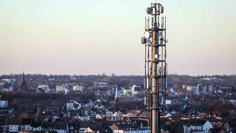 Mobilfunkmast: Im deutschen LTE-Netz klaffen immer noch große Lücken.