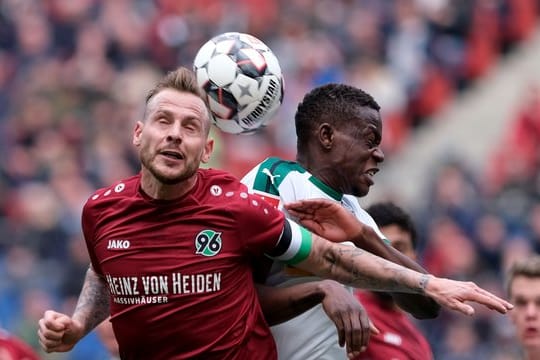 Marvin Bakalorz (l) ist der Kapitän von Hannover 96.