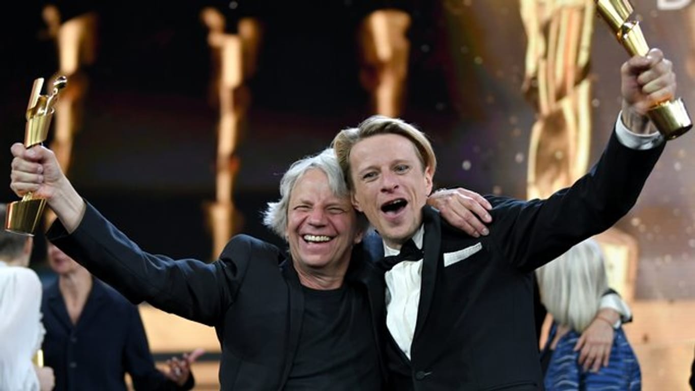 Regisseur Andreas Dresen (l) und Hauptdarsteller Alexander Scheer freuen sich über die Lolas für ihren Film "Gundermann".