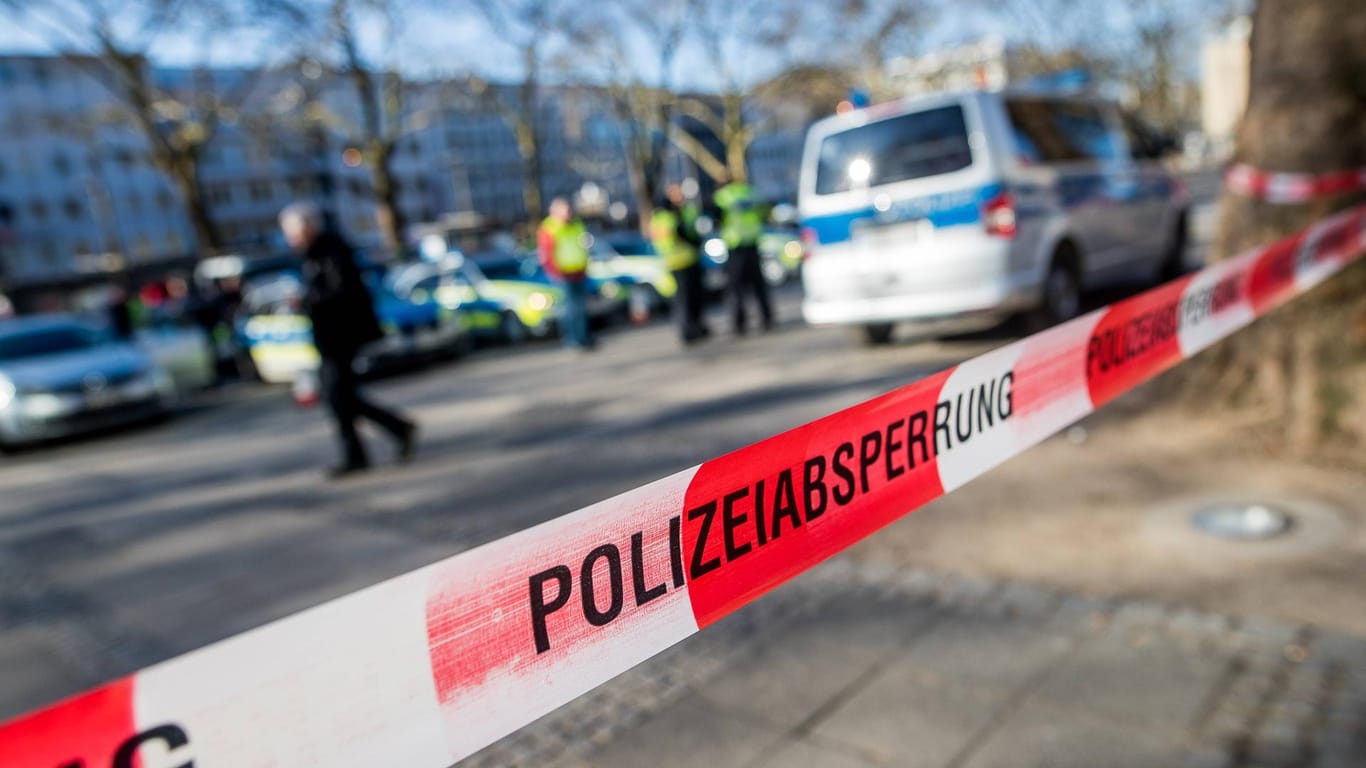 Die Polizei evakuiert die Gebäude (Symbolbild): Das Amtsgericht in Frankfurt am Main und das Landratsamt im bayerischen Cham haben Bombendrohungen erhalten.
