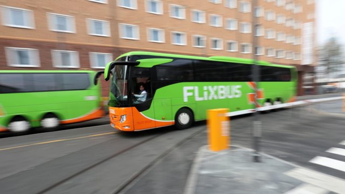 Busse des Anbieters Flixbus: Das Unternehmen kauft einen weiteren Konkurrenten auf.