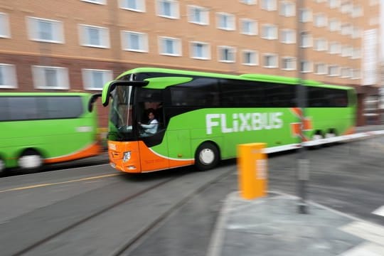 Busse des Anbieters Flixbus: Das Unternehmen kauft einen weiteren Konkurrenten auf.