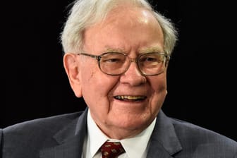 Warren Buffet: Seine Investmentgesellschaft Berkshire Hathaway hat sich erstmals Amazon-Aktien zugelegt.
