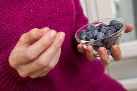 Heidelbeeren stehen exotischen Superfood-Beeren in der Nährstoff-Zusammensetzung in nichts nach.