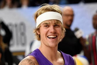 Justin Bieber vor einem NBA All-Star Prominenten-Basketballspiel.