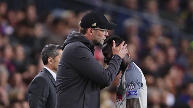 Liverpool-Coach Jürgen Klopp tröstet Naby Keita (r) nach dessen Verletzung gegen den FC Barcelona. Liverpool-Coach Jürgen Klopp tröstet Naby Keita (r) nach dessen Verletzung gegen den FC Barcelona.