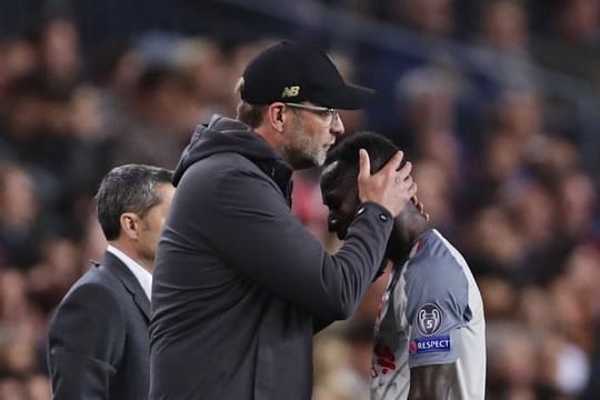 Liverpool-Coach Jürgen Klopp tröstet Naby Keita (r) nach dessen Verletzung gegen den FC Barcelona.