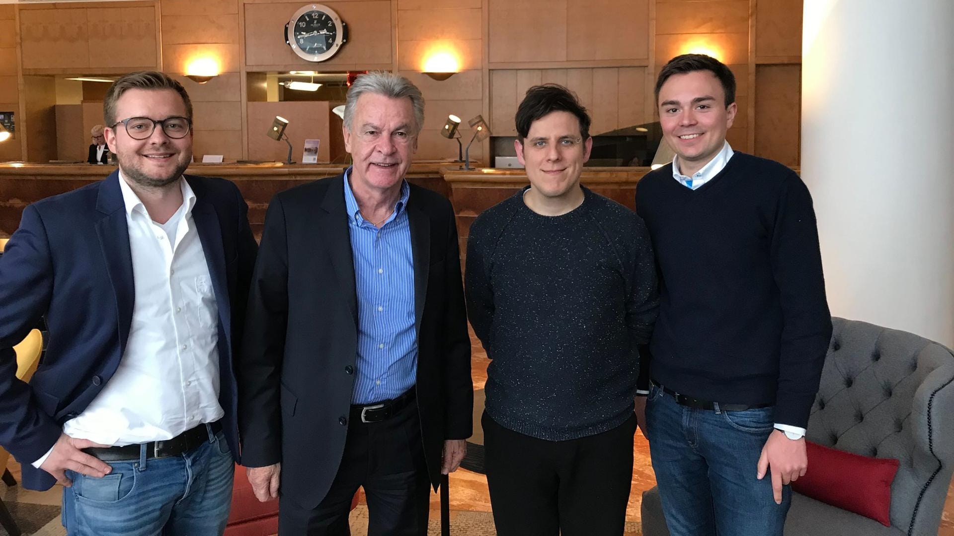 Ottmar Hitzfeld (2.v.l.) mit den Reportern Florian Wichert (v.l.), Axel Krüger und Luis Reiß im Swisshotel Basel.