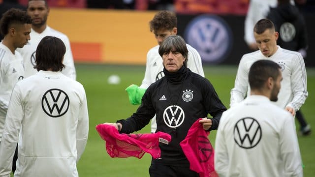Bundestrainer Joachim Löw (M) im Kreise seiner Nationalspieler.