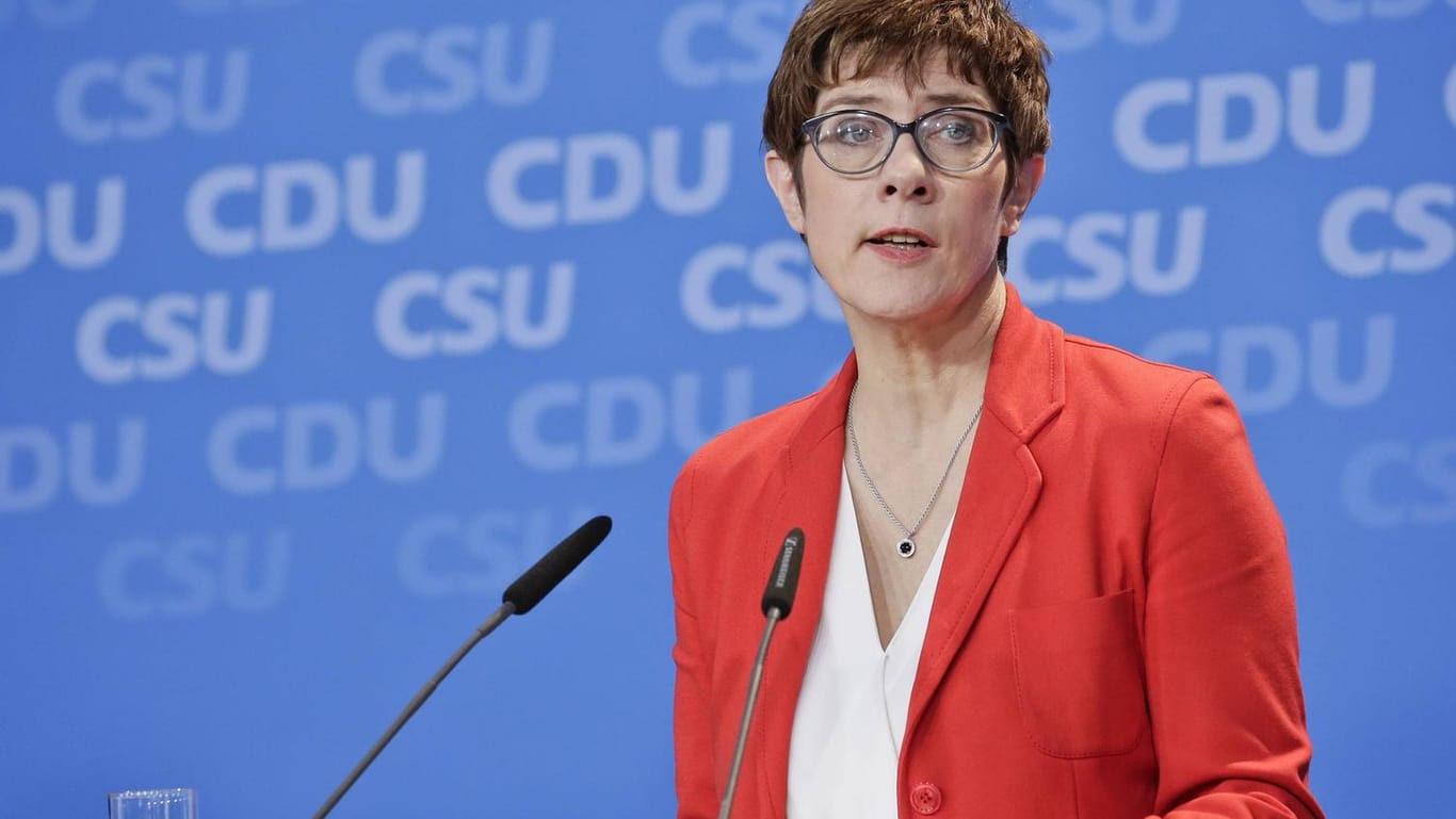 25 03 2019 Berlin Deutschland CDU-Chefin Annegret Kramp-Karrenbauer: Im Parteivorstand gibt es Widerstand gegen die Pläne einer CO2-Steuer.nach der gemeinsamen Vorstandssitzung von CDU und