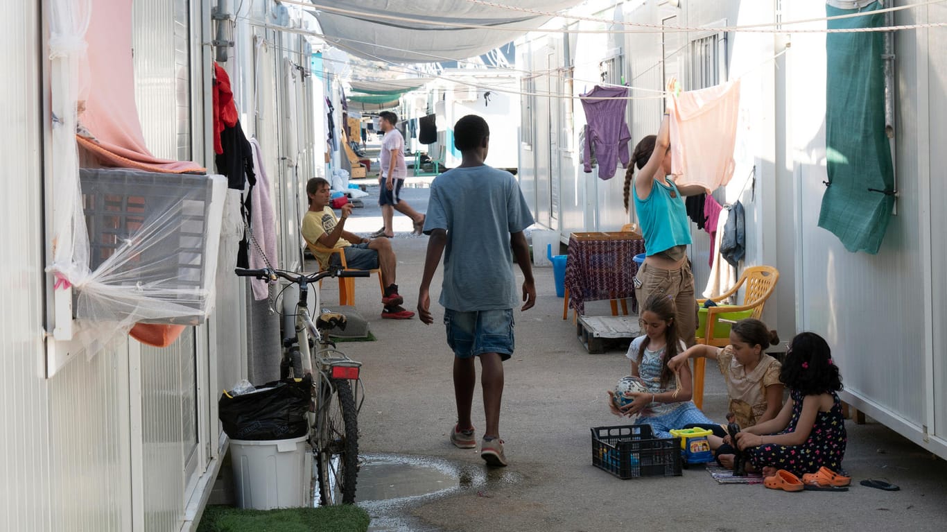 Das Flüchtlingscamp in Athen: Amare (Joshua Edoze, Mitte) ist nach Athen ins Flüchtlingslager gekommen. Hier wurde nicht nur mit Statisten gedreht, sondern mit Menschen, die dort gelebt haben.