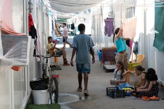 Das Flüchtlingscamp in Athen: Amare (Joshua Edoze, Mitte) ist nach Athen ins Flüchtlingslager gekommen. Hier wurde nicht nur mit Statisten gedreht, sondern mit Menschen, die dort gelebt haben.