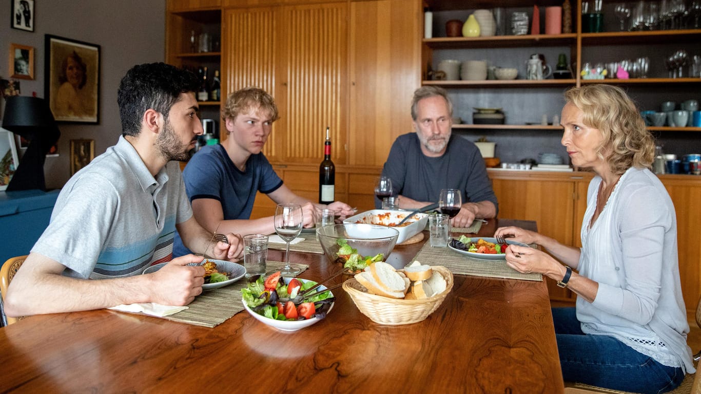 Die Familie Hennings: Die Eltern Silke und Jürgen (Juliana Köhler und Wolfram Koch) haben den syrischen Flüchtling Bassam (Adnan Jafar) bei sich aufgenommen, was ihrem Sohn Florian (Bruno Alexander) gar nicht gefällt.