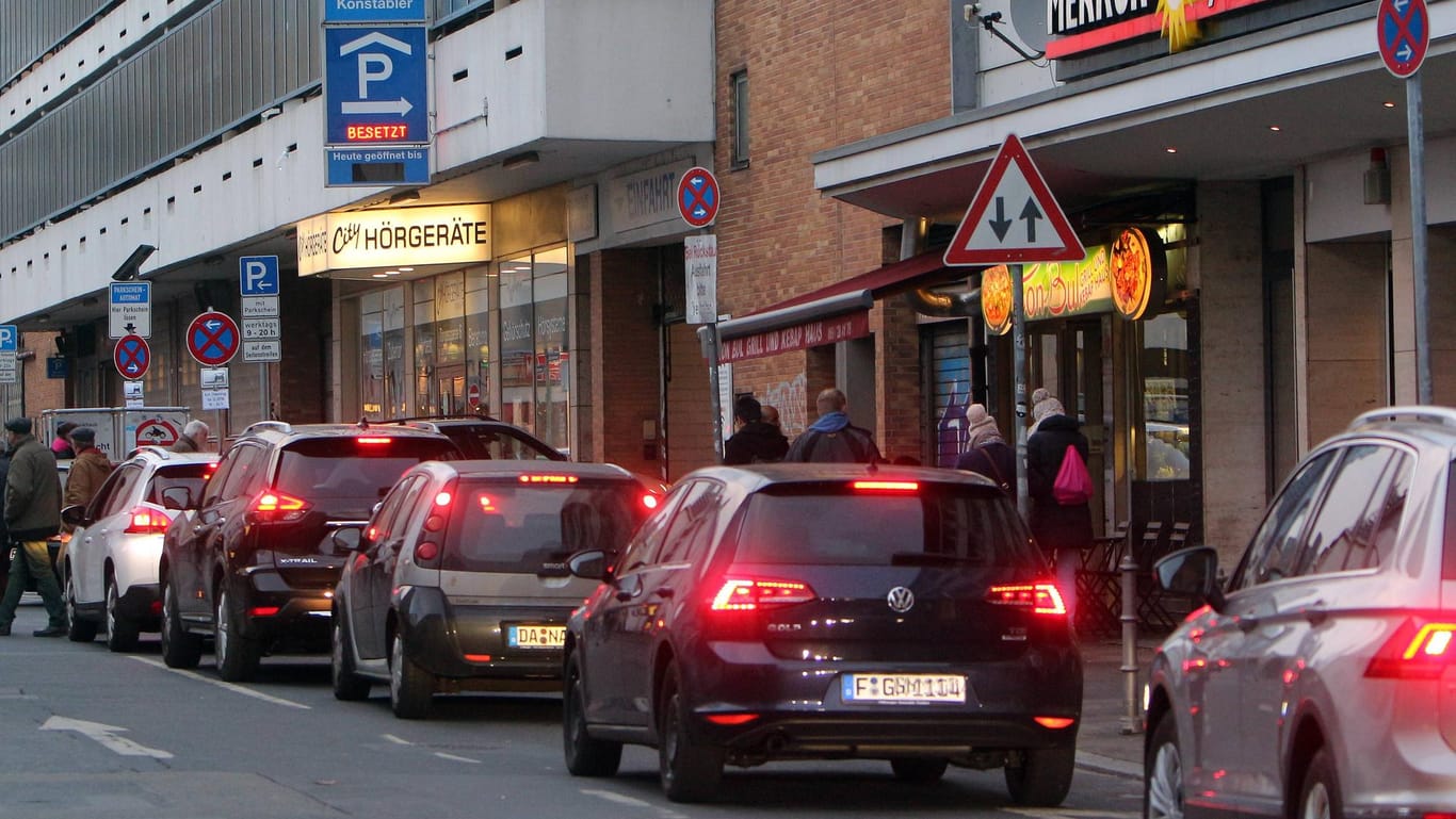 Parkplätze in der Innenstadt: Autofahrer in Cloppenburg können mit einer Sanduhr 15 Minuten kostenlos parken.