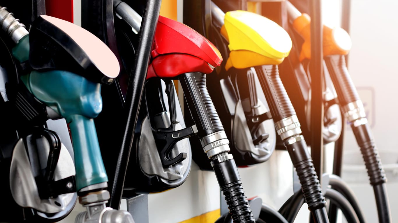 Zapfsäule an einer Tankstelle: Der Benzinpreis erreichte im April den vorläufigen Spitzenwert des Jahres.