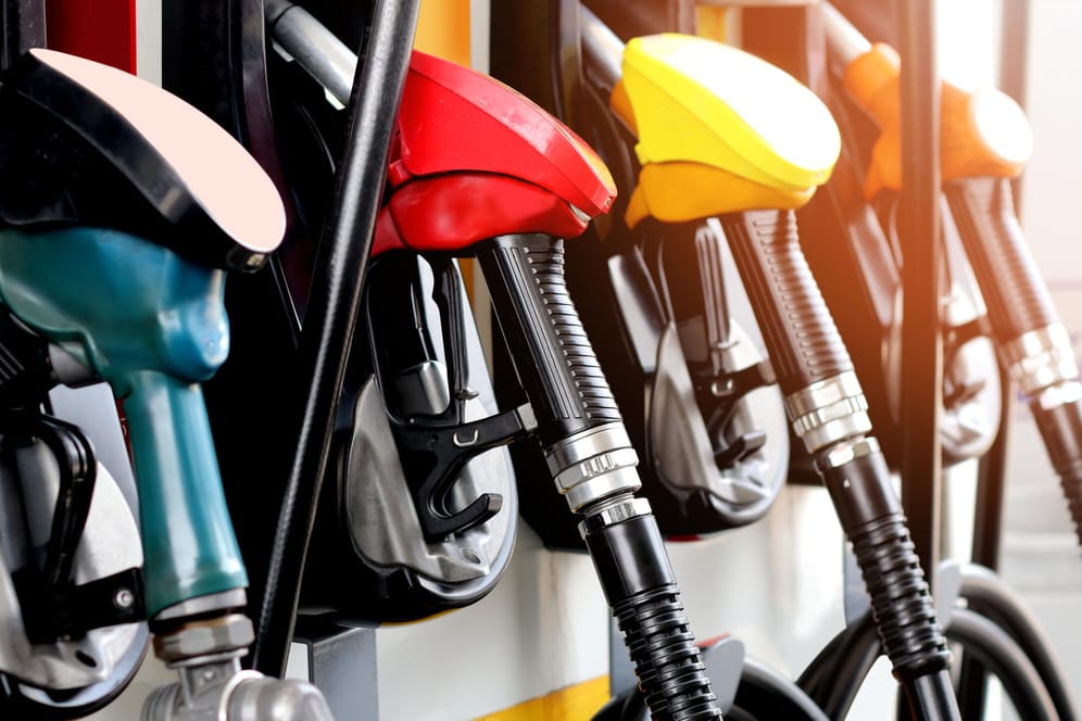 Zapfsäule an einer Tankstelle: Der Benzinpreis erreichte im April den vorläufigen Spitzenwert des Jahres.