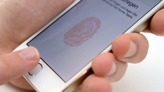 Rechtshänder sollten eher die Finger ihrer linken Hand für den Fingerscanner registrieren.