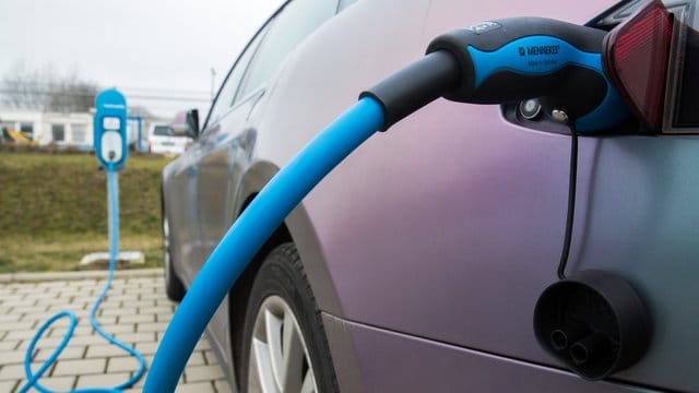 Eine Ladestation für Elektroautos: Bundesregierung und Autobranche wollen den Ausbau des Ladenetzes für Elektro-Fahrzeuge in Deutschland weiter vorantreiben.