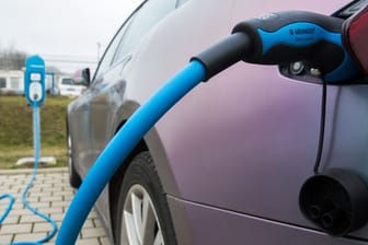 Eine Ladestation für Elektroautos: Bundesregierung und Autobranche wollen den Ausbau des Ladenetzes für Elektro-Fahrzeuge in Deutschland weiter vorantreiben.